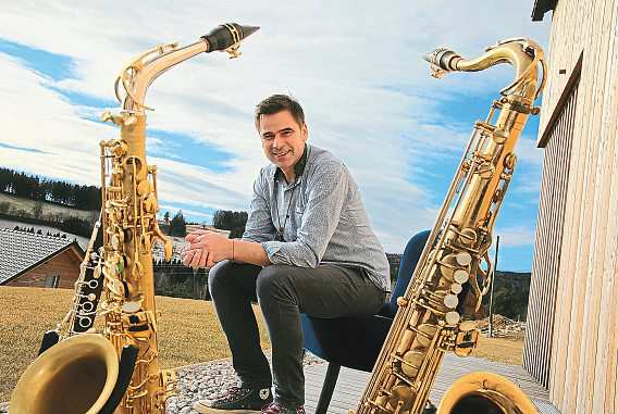 Saxofonist Edgar Unterkirchner, der auf der Saualpe lebt, füllt die Pfarrkirche mit Kultur; die Besucher sind begeistert. Foto: Evelyn Hronek