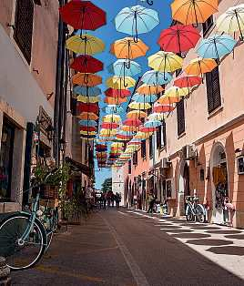 Gasse mit bunten Schirmen in Novigrad. Foto: adobestock.com