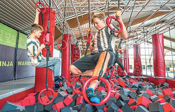 Im JUMP DOME kommt man auch bei Schlechtwetter auf seine Kosten (o.li.). Märchenspaß in Wolfsberg (oben). Grillvergnügen mit regionalen Zutaten (re.).  Foto: JUMP DOME