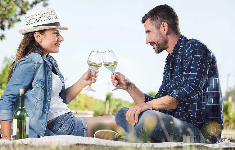 Pause an einem schönen Platzerl mit einem gemütlichen Glas Wein.Foto: auremar - stock.adobe.com