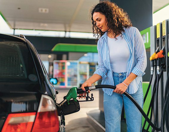 Gutes Zeichen für Autofahrer: Im bisherigen Jahresschnitt sind die Spritpreise heuer niedriger als im Vorjahr. Foto: Dusan Jelicic-stock.adobe.com