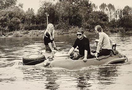 Nostalgische Erinnerungen aus vergangenen Zeiten: Als Franz den historischen Schwimmwagen im Jahr 1961 kaufte, war er passend zum Trend der damaligen Zeit blau eingefärbt. Fotos: Franz F.