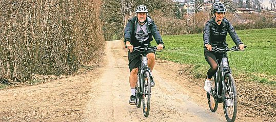 Bernhard Pilz und Elisa Aschbacher bei der Ausfahrt mit den neuen Bergkrone-Bikes.