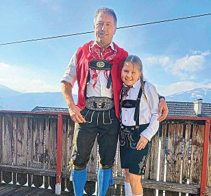 Johann Granig mit Tochter Helena. Die jungen Schuhplattler aus Göriach. 