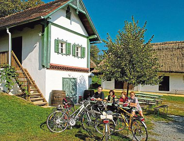 Versteckt in den Weingärten: Die traditionellen Kellerstöckl sind charakteristisch für das Südburgenland. Foto: RMB GmbH/ARGE Naturparke