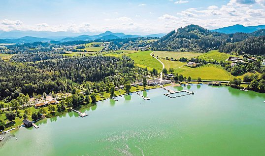 Der Längsee bietet in der Region Mittelkärnten besonders schöne Badefreuden.