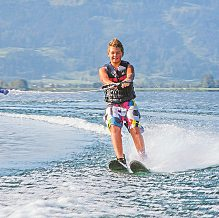 Wasserskifahren am Zeller See sorgt für Spaß und Abkühlung. Foto: Salzburger Land Tourismus/Eva-Maria Repolusk/eva trifft./Zell am See