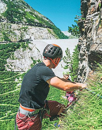 Tolle Outdoor Erlebnisse wie Klettern und Wandern begeistern.