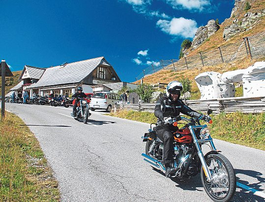 In sanfte Mittelgebirgslandschaften führt die Nockalmstraße. Foto: Motorradland Kärnten