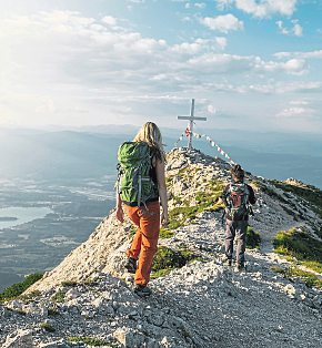 Gleich zwei Gipfelkreuze finden sich auf dem Mittagskogel. Foto: Stefan Leitner