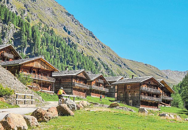 E-Bike Tour zum archetypischen, denkmalgeschützten Almdorf mit Almhütten und einer Kapelle auf der Oberstalleralm im Villgratental: Wo sich die Menschen rühmen, nichts zu haben. Foto: Bene Höflinger