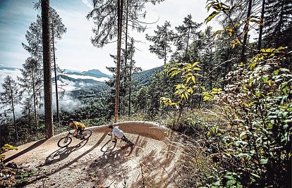 15.000 Radfahrer kommen jährlich auf den Berg. Für sie werden auch am Fuße der Petzen Strecken gebaut und ein Radlift wird adaptiert.