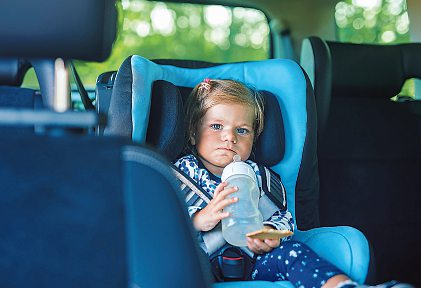 Kinder leiden im Stau unter der Hitze und langem Sitzen. Mit etwas Vorbereitung kann das Abenteuer starten. Foto: Irina Schmidt-stock.adobe.com