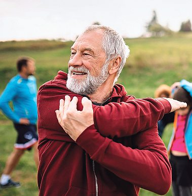 Bewegung an der frischen Luft und ausgewogene Ernährung wirken sich positiv auf den Körper aus. Wichtig für regelmäßige Aktivitäten ist die Motivation Auch ausreichend Flüssigkeit gehört dazu.