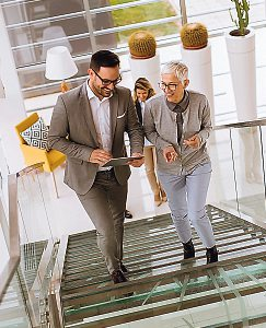 Lieber die Treppe statt den Aufzug nehmen: Bewegungsmangel ist ein weit verbreitetes Problem in unserer modernen Gesellschaft. Mit einfachen Tricks helfen wir unserer Gesundheit.