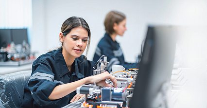 Mit der Initiative des AMS sollen Frauen angeregt werden, technische Berufe zu ergreifen. Foto: nuttawutnuy-stock.adobe.com