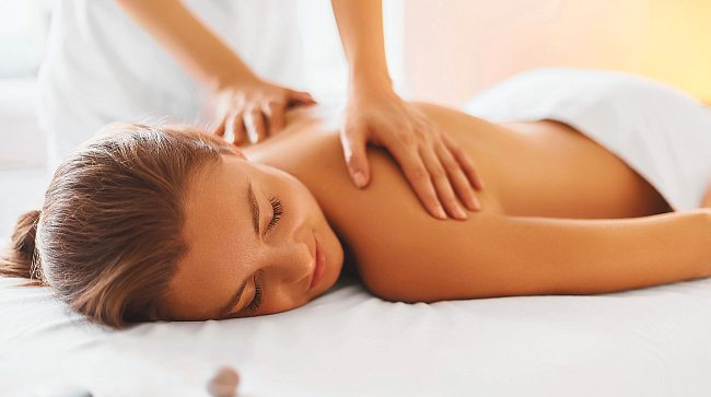 Eine Massage - egal ob sanft oder kräftig-belebend - kann Wunder wirken! Foto: puhhha-stock.adobe.com