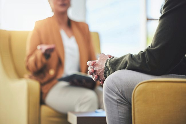 Vermutet man eine Depression, sollte man schnell einen Facharzt aufsuchen. Foto: Azee/peopleimages.com-stock.adobe.com