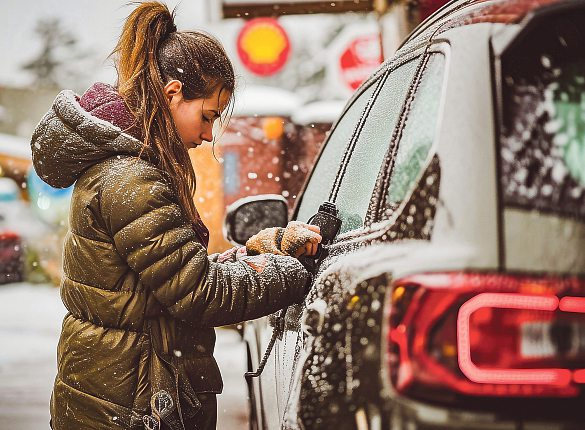 Frostschutzmittel und Enteiserspray sind im Winter wichtige Helferlein für das Auto. Auch auf die Batterie ist zu achten. Zwischendurch längere Strecken einplanen. Foto: apratim-stock.adobe.com