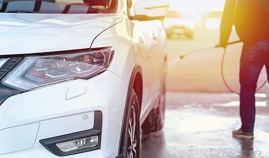 Wer das Auto fit für den Winter macht, kann auch gleich eine gründliche Reinigung vornehmen. Foto: I-stock.adobe.com