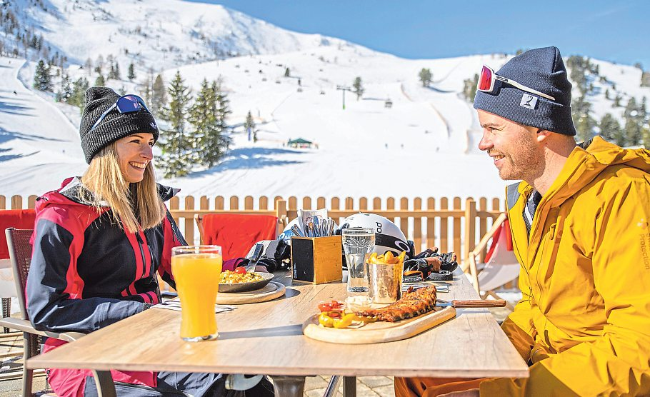 Die Kärntner Küche verwöhnt mit deftigen Schmankerln wie Kasnudeln, herzhaften Fleischgerichten und süßen Nachspeisen, die nach einem aktiven Wintertag den perfekten Abschluss bieten. Foto: Christoph Rossmann MBN Tourismus