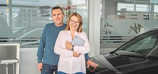 Stehen heute an der Spitze des bekannten Autohauses: Fritz Knoll und Eveline Knoll-Kurzmann. Foto: Autohaus Knoll