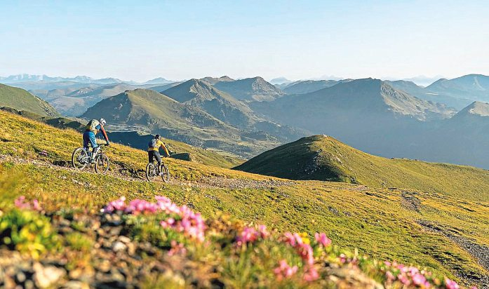 Zwischen See und Berg: Der Millstätter See Radweg und die Trails in den Nockbergen bieten das perfekte Terrain für alle Radliebhaber. Foto: Mathias Prägant/MBN Tourismus