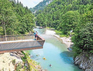 Der beliebte Schmugglerweg führt durch das Naturschutzgebiet an der Tiroler Ache.