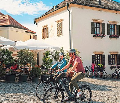 Radtour durch Rust vorbei am Kremayrhaus: Das imposante Bürgerhaus aus dem Jahr 1675 steht am höchsten Punkt der traumhaften Innenstadt. Foto: Burgenland Tourismus GmbH/Stills Emotions