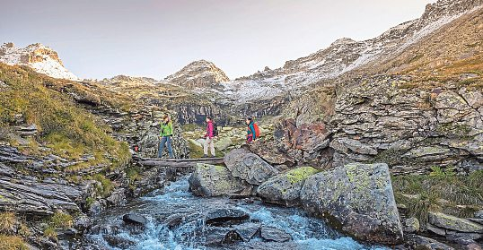 Rund 65 Gehstunden marschieren Bergliebhaber auf dem Fernwanderweg "Hoch und Heilig" (ganz oben: Wallfahrtskirche Maria Hilf in Hollbruck). Oben: Wandern rund um den Grünsee in Matrei. Foto: Nationalpark Hohe Tauern/Alexander Tempel