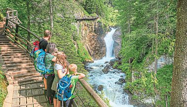 Wer in der Groppensteinschlucht unterwegs ist, entdeckt nicht nur magische Landschaften, sondern auch die stille Kunst, im Moment zu leben. Foto: Peter Maier