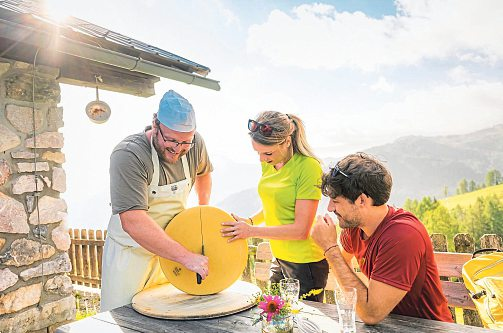 Rodelspaß auf der „Pendolino“, eine zünftige Almjause oder Naturerlebnisse mit der ganzen Familie - das Nassfeld begeistert mit einer bunten Mischung aus Abenteuer, Gipfelblick und Genuss.