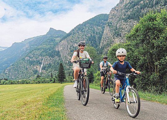 Der R9B-Radweg führt durch eine Bilderbuchkulisse - mit jeder Kurbelumdrehung rückt das Maltatal näher. Foto: daniela ebner