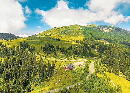 In sieben Kehren, mehreren sanften Kurven und mit einer moderaten Steigung überwindet die Villacher Alpenstraße 1200 Höhenmeter.