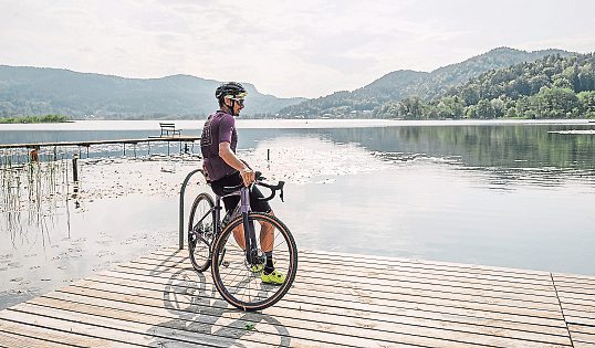Direkt vom Ortszentrum aus startet die beliebte Wörthersee-Radrunde, die den gesamten See umrundet.