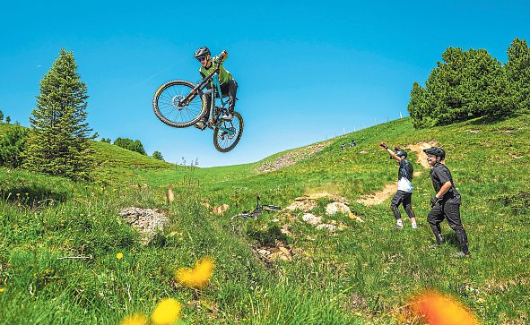 Action auf zwei Räderndie Trail Area begeistert Bikefans mit Flowtrail, Techniktrails und großem Panorama. Foto: Rossmann MTB