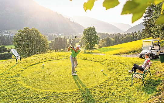 Spielen mit Aussicht: Die Golfanlage Millstätter See schmiegt sich in die Landschaft wie ein grüner Teppich. Foto: Mathias Prägant