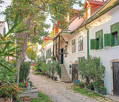 In den Hofgassen von Mörbisch am See erleben Kinder und Eltern das typisch pannonische Ambiente der Gegend rund um den Neusiedler See. Foto: Burgenland Tourismus GmbH/Stills Emotions