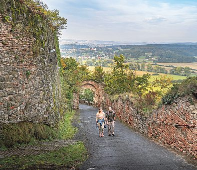 Nicht nur für Kultur-Liebhaber: Weithin sichtbar thront die Burg Güssing imposant und mächtig auf einem längst erloschenen Vulkan. Foto: Burgenland Tourismus GmbH/Andreas Hafenscher