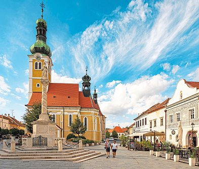 Grenzenlos wandern: Die Kirche St. Emmerich, nahe Güssing, liegt punktgenau auf dem Österreichischungarischen Grenzstreifen. Foto: Burgenland Tourismus GmbH/Andreas Hafenscher