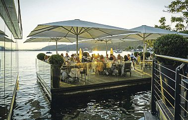 Die Gastroszene in Pörtschach präsentiert sich 2025 so vielfältig wie nie: Vom stilvollen Werzer's Badehaus (l.) über das Seehotel Europa bis hin zu lässigen Beachclubs (r.) - Feinschmecker genießen regionale Spezialitäten und internationale Highlights mit einem atemberaubenden Seeblick. Fotos: Daniel Waschnig/Martin Steinthaler/tinefoto.co/Wörthersee Rosenthal Tourismus GmbH