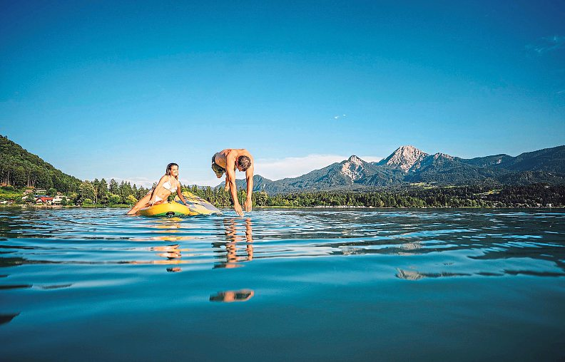 Mit seinen 28 Grad Celsius zählt der Faaker See zu den wärmsten Badeseen der Alpen. Foto: Villach Tourismus/Martin Hofmann