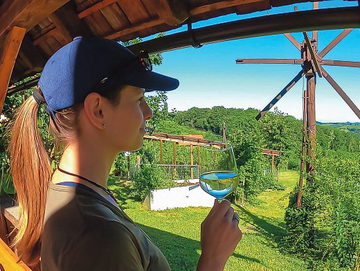 Darf bei einem Besuch in der Südsteiermark niemals fehlen: der Genuss des einen oder anderen Glases Wein. Foto: Chris stock.adobe.com