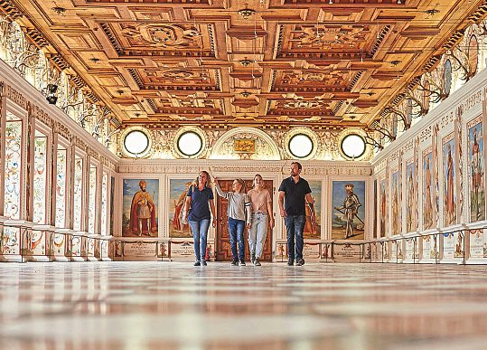 Das Schloss Ambras gilt als erstes Museum der Welt-entsprechend viel gibt es in und rund um den Prachtbau zu entdecken.