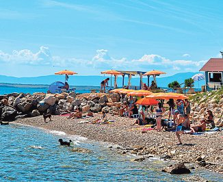 Hunde sind an an offiziellen Stränden in der Kvarner-Bucht nicht erlaubt. Ganz anders ist das bei Monty's Dog Beach & Bar: In der Bucht am kleinen Hafen Podvorska findet sich ein wahres Paradies für Vierbeiner und ihre Menschen. Foto: TVB Crikvenica