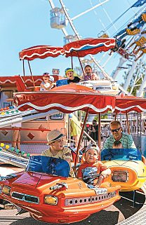 Über 100 Attraktionen machen die Dult zum größten Spielplatz Salzburgs - für alle Altersklassen. Foto: Home of Content