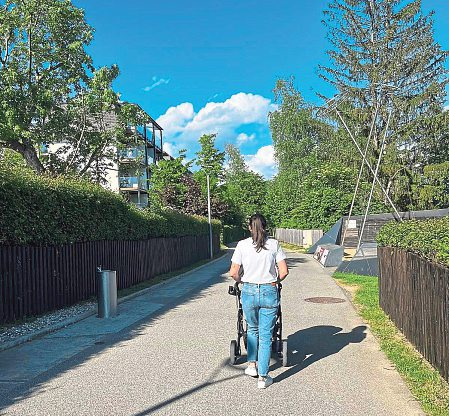 BEWEGUNG MIT KINDERWAGEN. Nicht einfach, mit Kleinkindern Touren zu finden, die Eltern und dem Nachwuchs Erlebnisse bieten. 5,2 kinderwagentaugliche Kilometer mit vielen Lokalen, Spielanlagen und herrlichem Panorama gibt es etwa rund um den Klopeiner See (Bilder). Neun weitere Touren findet man auf kaernten.at