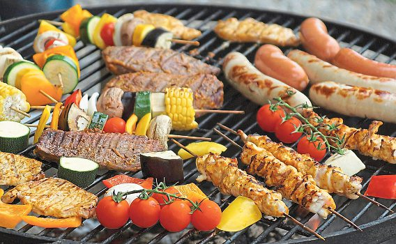 Neben Würsteln und Hendl landen immer öfter auch Pilzsteaks, Satay-Spieße oder Bao Buns auf dem heimischen Grill.