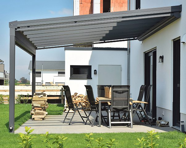 Sonnenschutz ist heute weit mehr als ein Sonnenschirm im Garten. Die Auswahl reicht von funktional bis luxuriös, von temporär bis dauerhaft. Foto: Hermann-stock.adobe.com