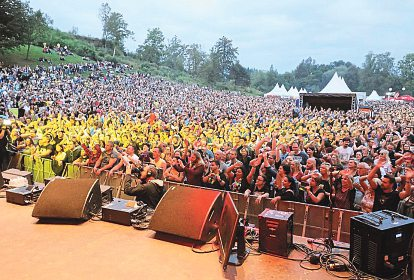Sowohl für die Besucher wie auch für die Musiker selbst ist die Konzert-Location auf der Schlosswiese in Moosburg etwas ganz Besonderes. Foto: Wilfried Krierer